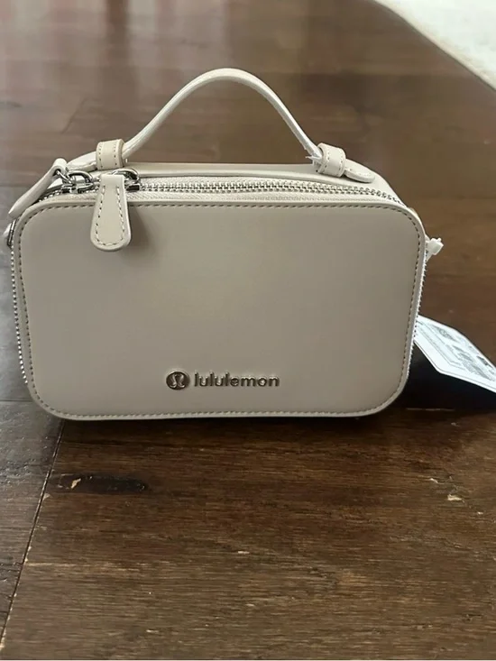 Lululemon Leather Alternative Camera
Crossbody Bag-Cashew NWT - Picture 5 of 16